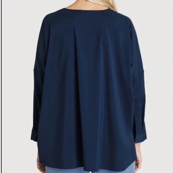 Kit & Ace Stretch Shirting V-neck blouse - Picture 2 of 10